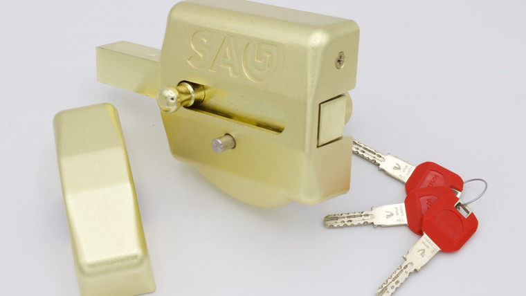 Cerrojo de seguridad instalado por cerrajero en Bilbao