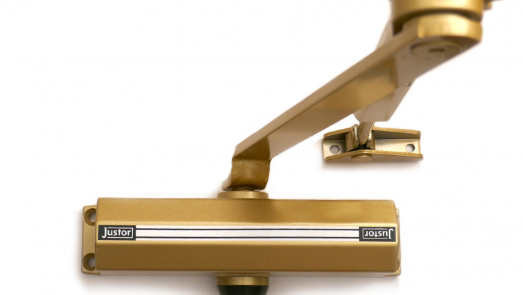 Instalación de cierrapuertas hidráulico en comunidad de vecinos Bizkaia