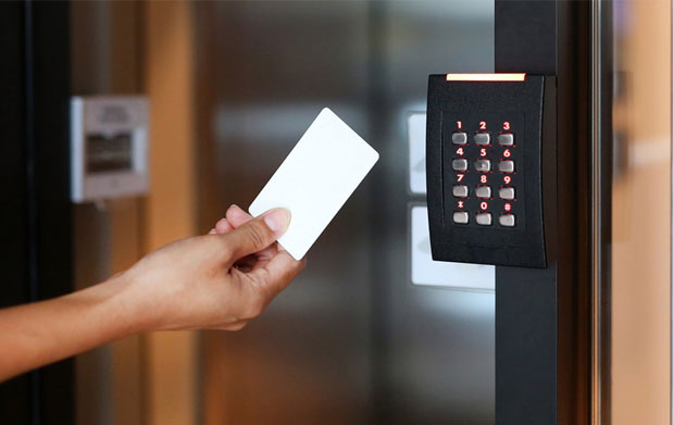 Cerradura con control de acceso electrónico instalada en Bilbao